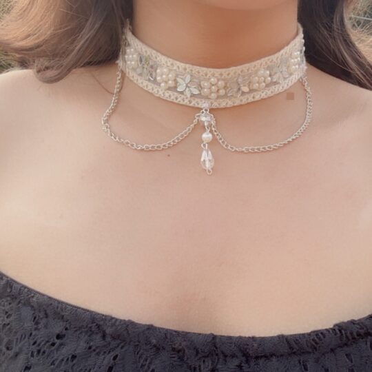 Off white princess choker